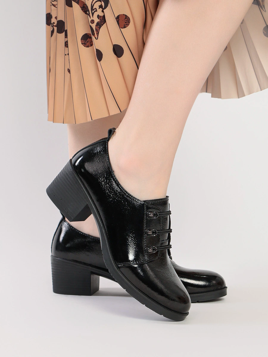 Туфли лакированные черного цвета с эластичной шнуровкой